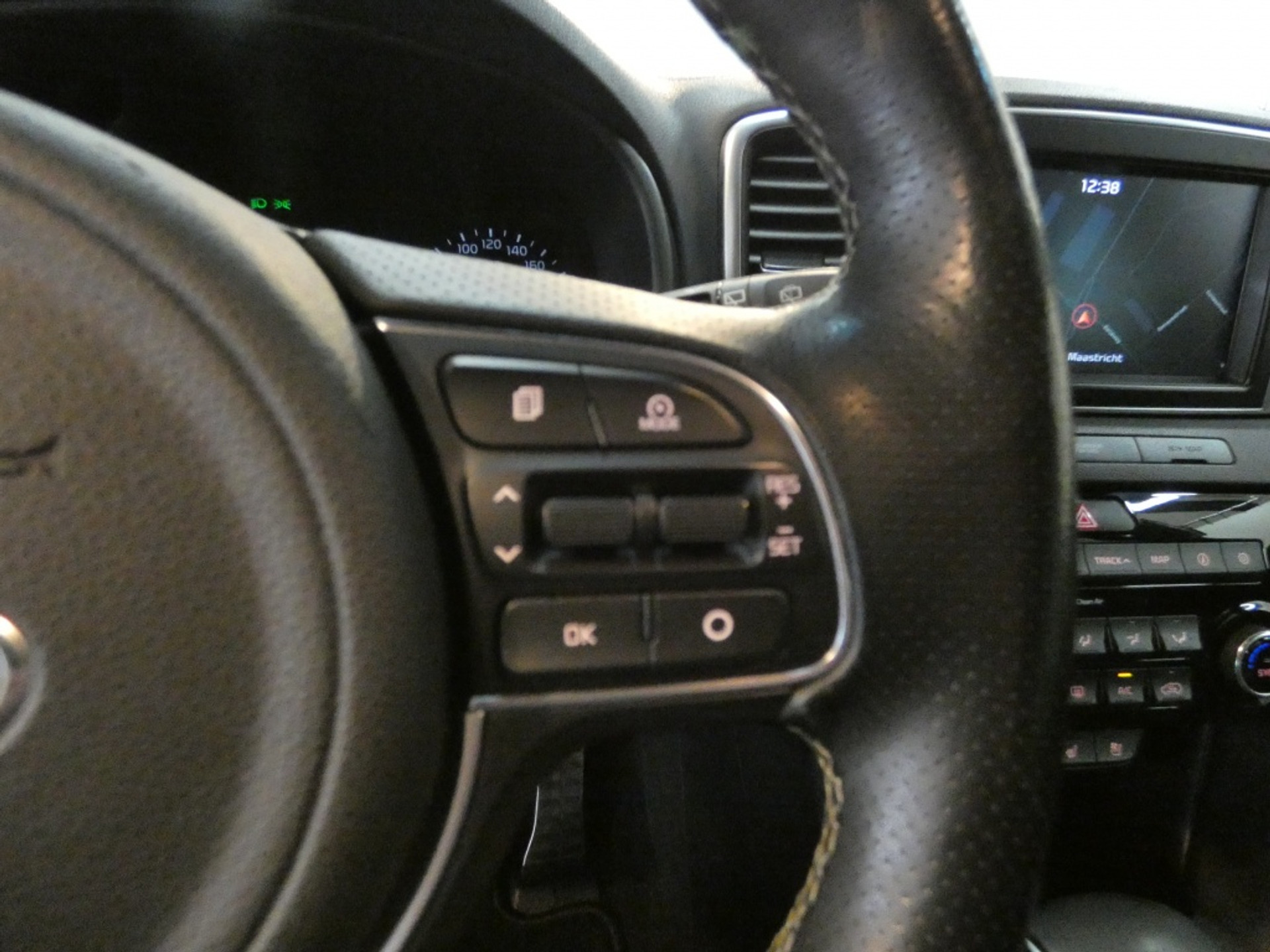 42613218-13.jpg