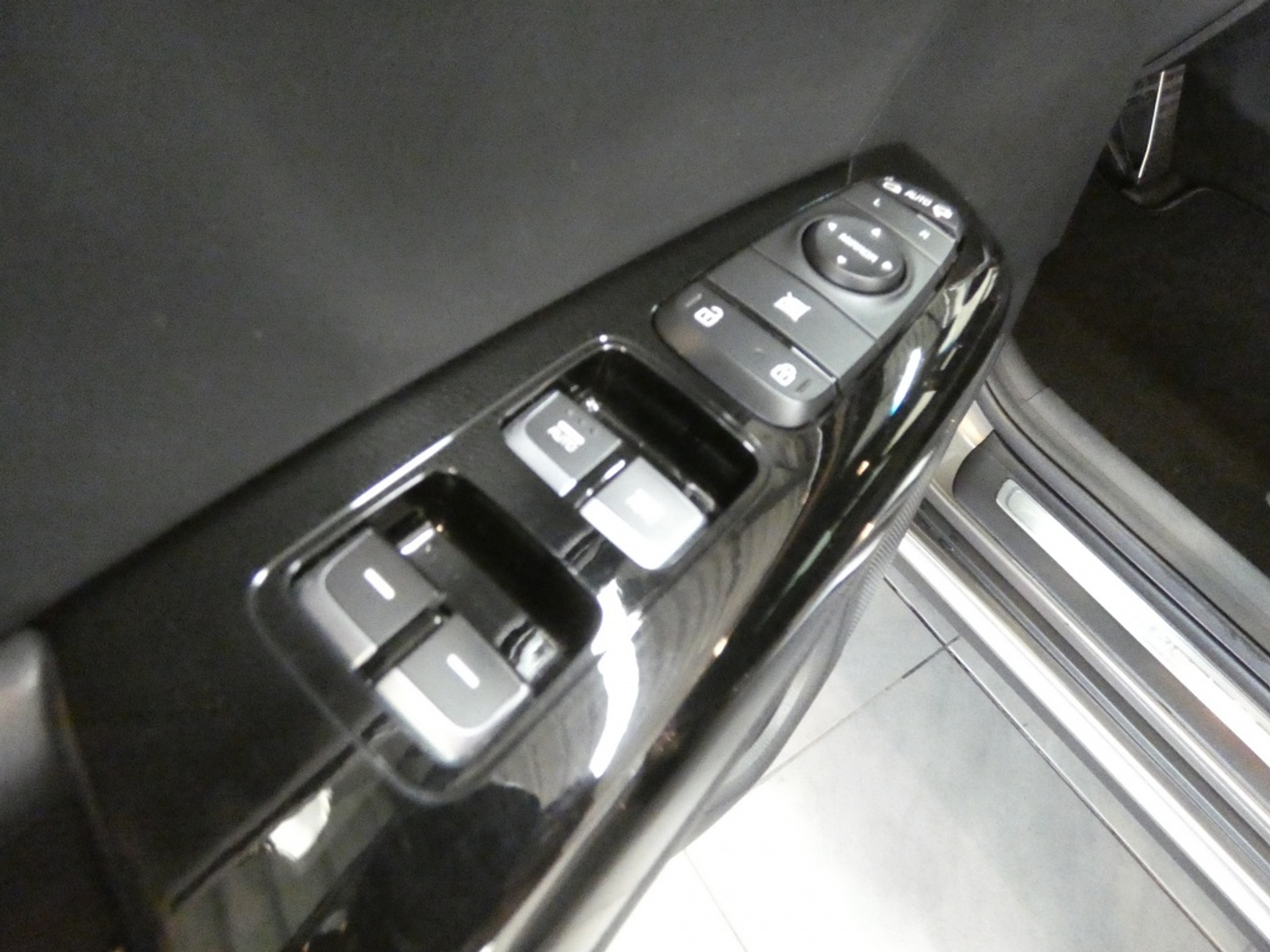 42613218-18.jpg