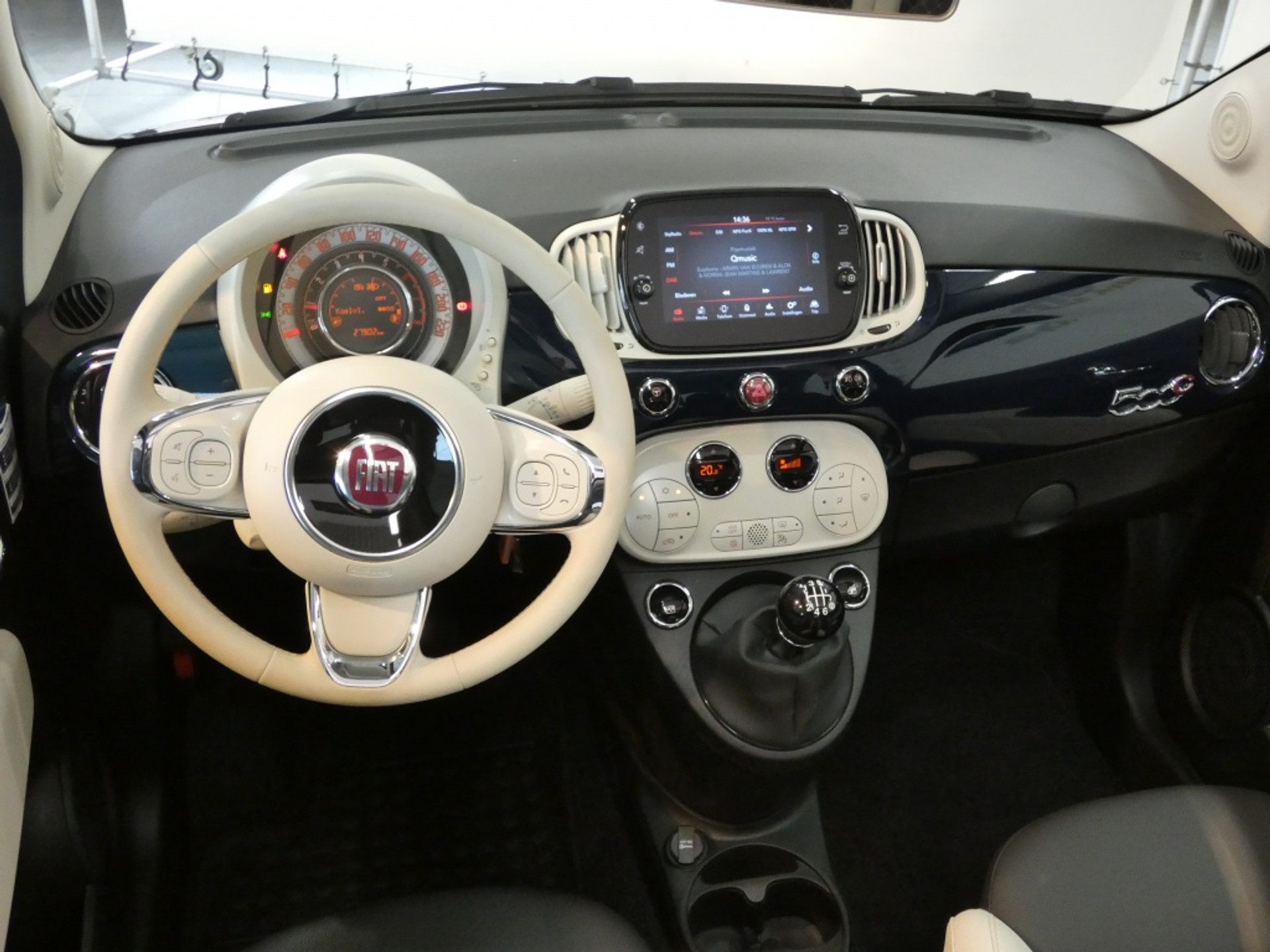 43381026-13.jpg