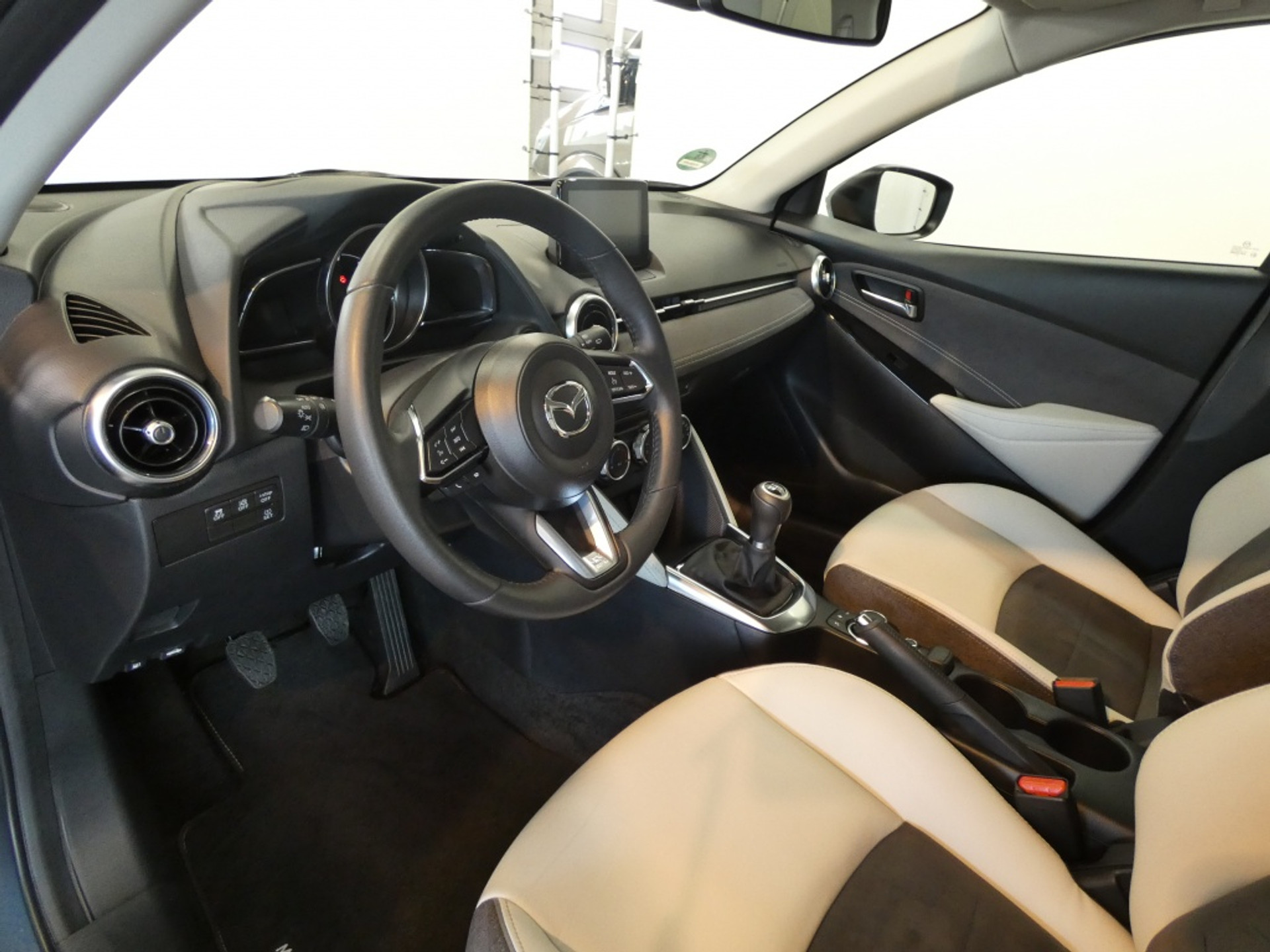 44186245-6.jpg