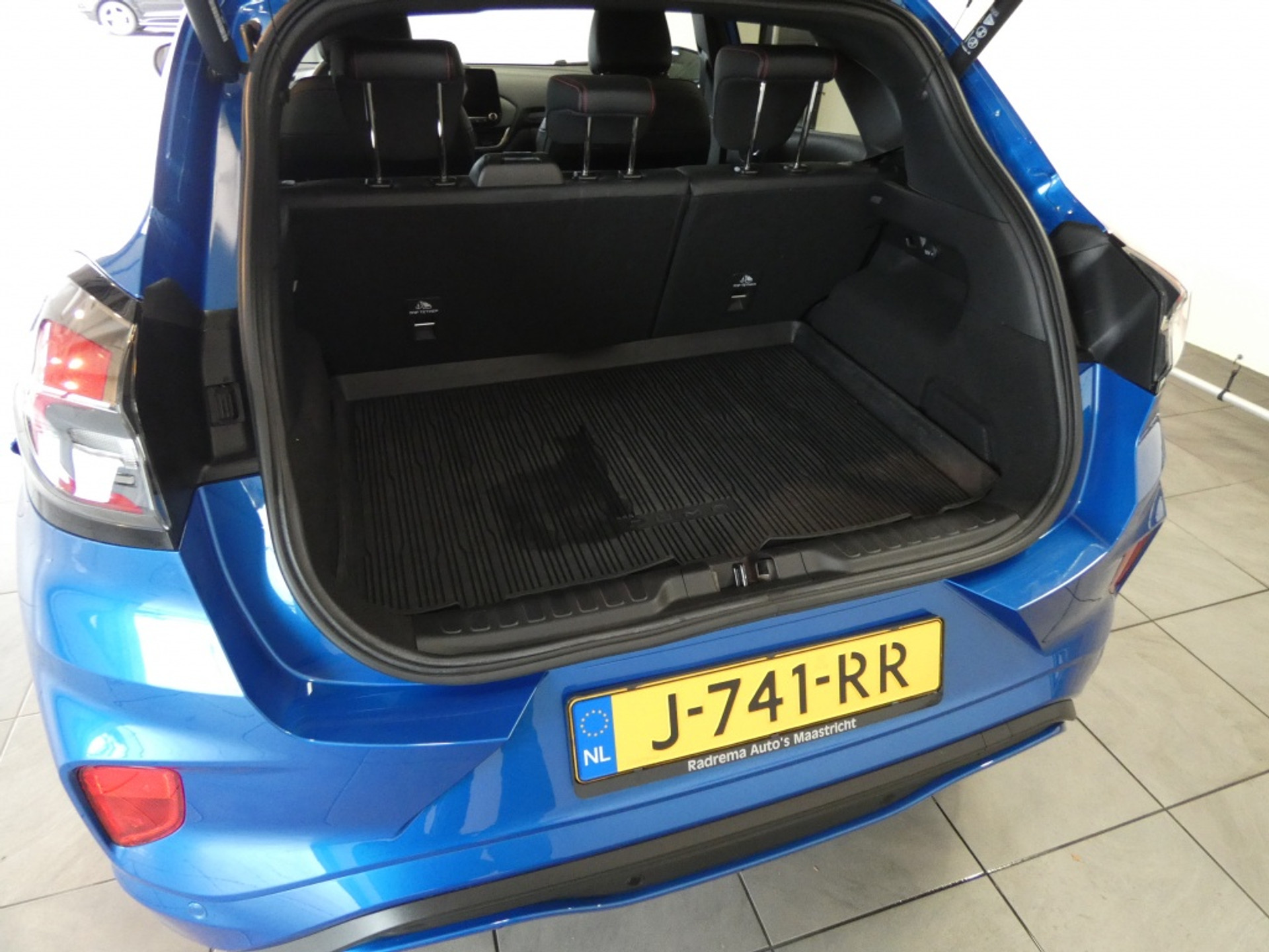 47484060-10.jpg