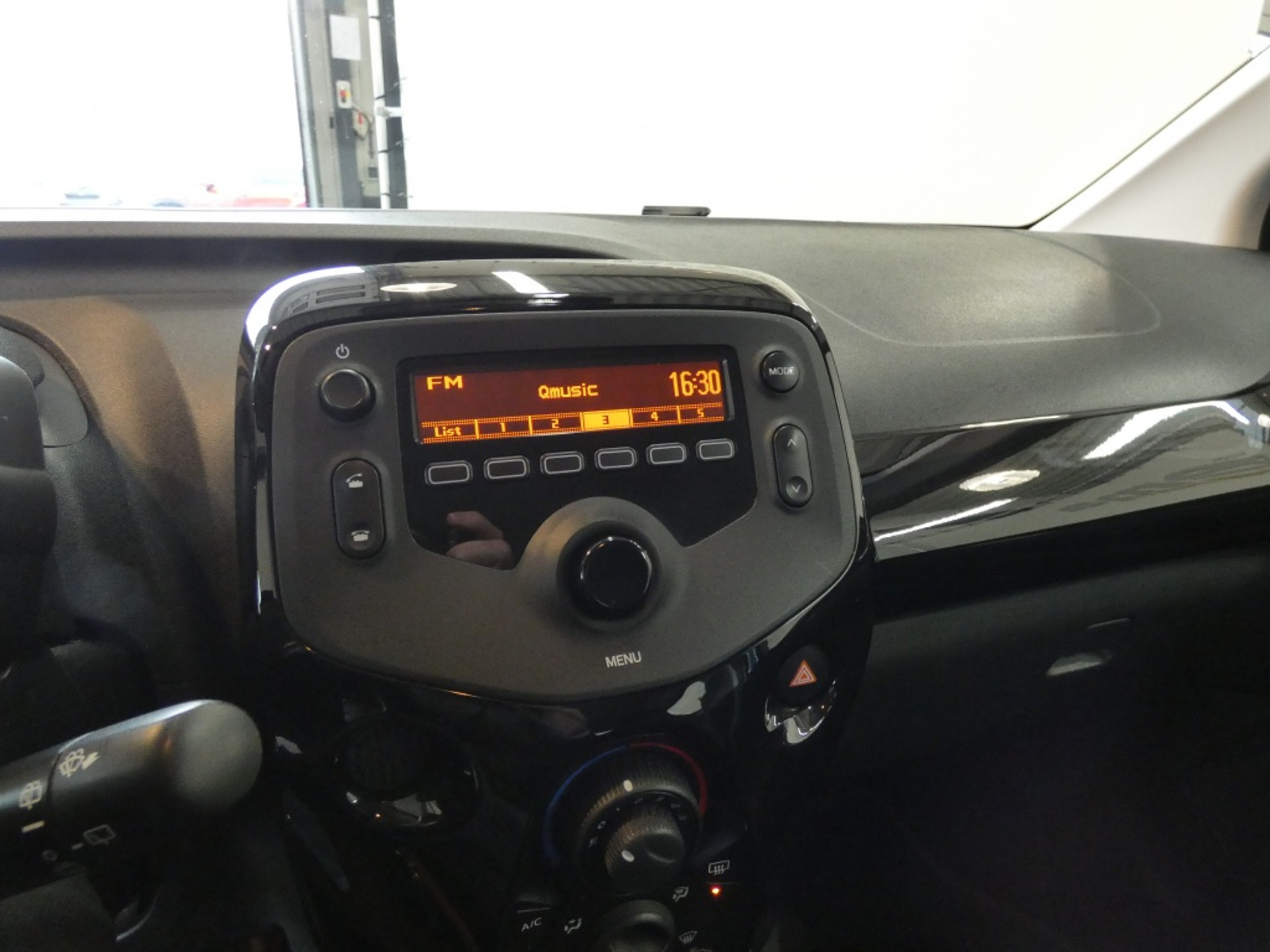 48413230-17.jpg