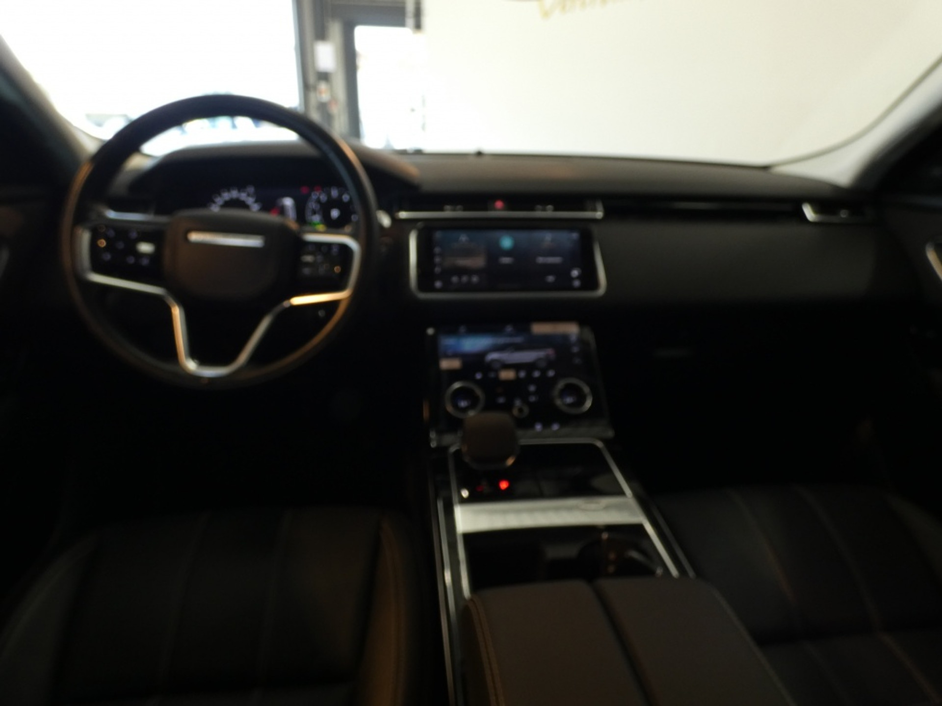 48532175-7.jpg